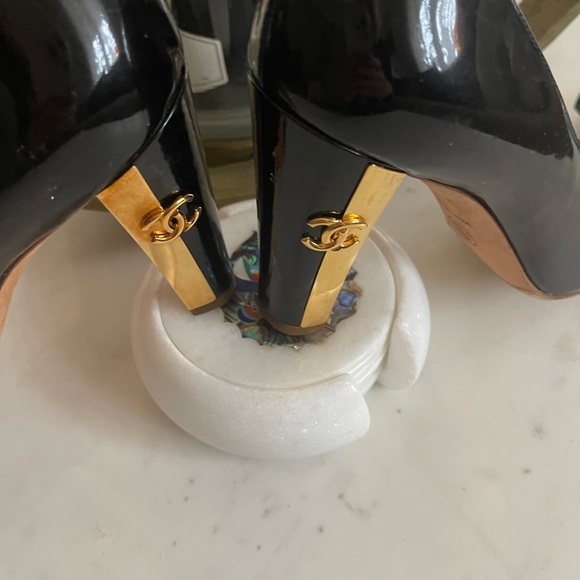 - Timeless Chanel shoes - Picture 5 of 9